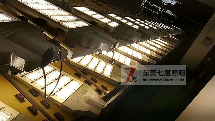 东莞花季传媒APP下载安装照明模组式大功率led路灯头批量老化