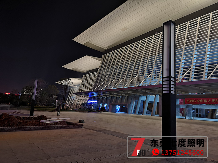 东莞市民服务中心中心广场方形花季视频黄柱安装效果图片