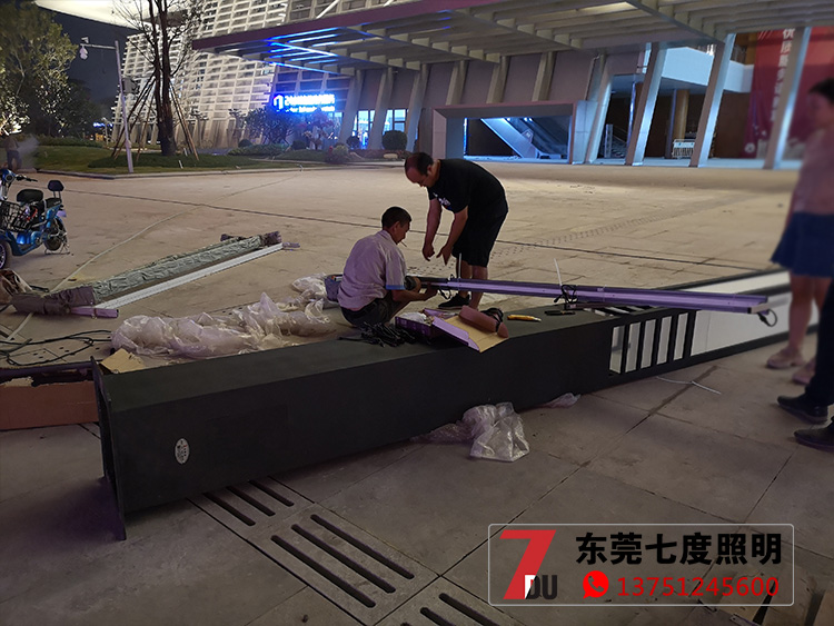 6米方形现代简约LED花季视频黄柱现场安装实拍图片