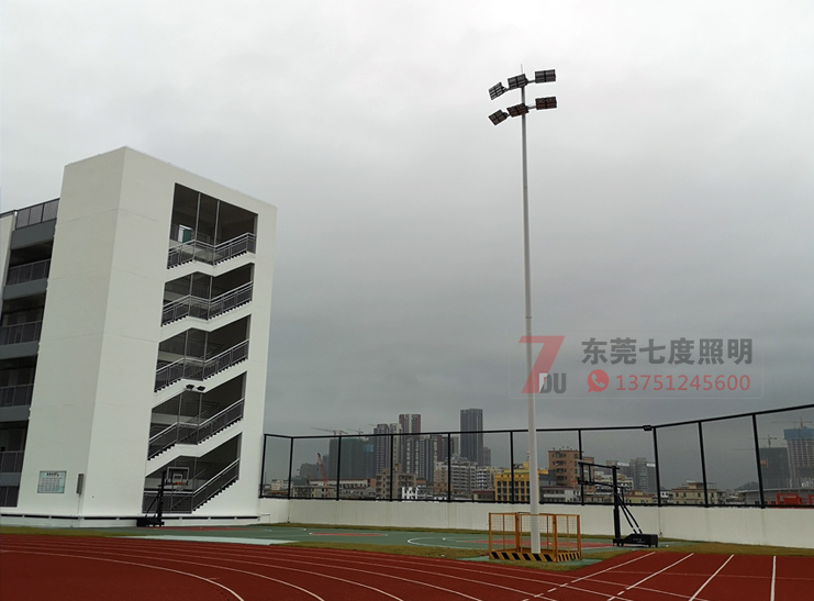 学校操场15米6x400W花季传媒黄版下载现场实例图片