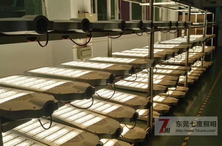 花季传媒APP下载安装照明300W模组式大功率LED路灯头老化实拍