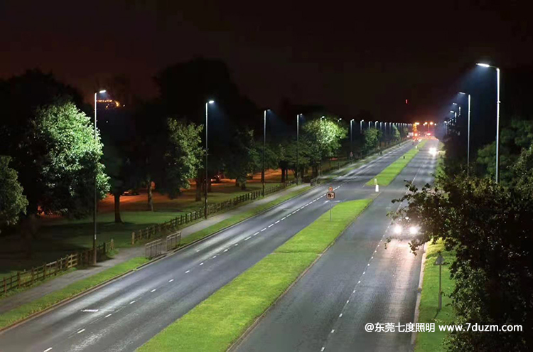 双向4车道10米高道路花季传媒下载免费安装网站大全+200WLED路灯照明效果